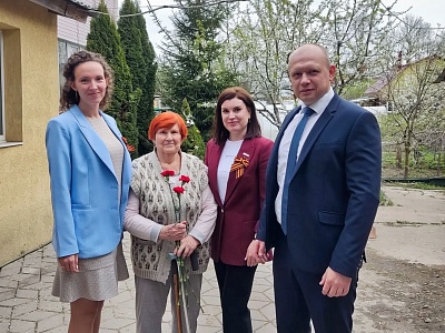 Сотрудники ООО «Верхневолжский СМЦ» поздравили ветеранов с Днём Победы